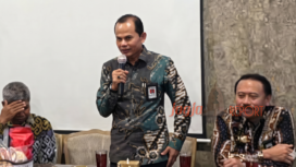 Rektor UPN Veteran Yogyakarta Prof.Irhas Effendi ( tenga). Foto : Tanti. 