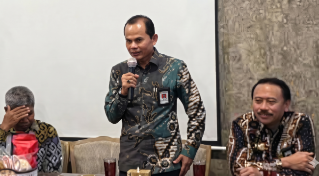 Rektor UPN Veteran Yogyakarta Prof.Irhas Effendi ( tenga). Foto : Tanti. 