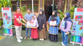 Jasmine Filo Viona menerima piagam kejuaraan atas prestasinya sebagai Juara Nasional Lomba Lukis yang diselenggarakan oleh Faber Castell. ( Foto : Istimewa )