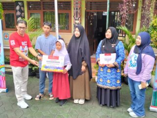Jasmine Filo Viona menerima piagam kejuaraan atas prestasinya sebagai Juara Nasional Lomba Lukis yang diselenggarakan oleh Faber Castell. ( Foto : Istimewa )