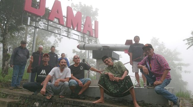 Anggota MWHC (Muda Wijaya Hiking Club) SMAN 6 Yogyakarta berfoto di Monumen Rudal Merapi Pelemsari Kinahrejo Cangkringan, Rabu (28/10/26) . Foto : Yuliantoro