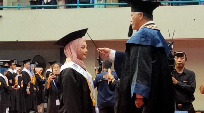 Rektor UNY Prof. Sumaryanto MKes AIFO melakukan pemindahan kuncir toga perdana kepada salah seorang perwakilan wisudawan. ( Foto : Sulist Ds )