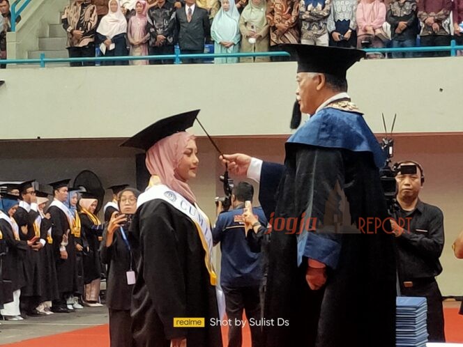 
					Rektor UNY Prof. Sumaryanto MKes AIFO melakukan pemindahan kuncir toga perdana kepada salah seorang perwakilan wisudawan. ( Foto : Sulist Ds )